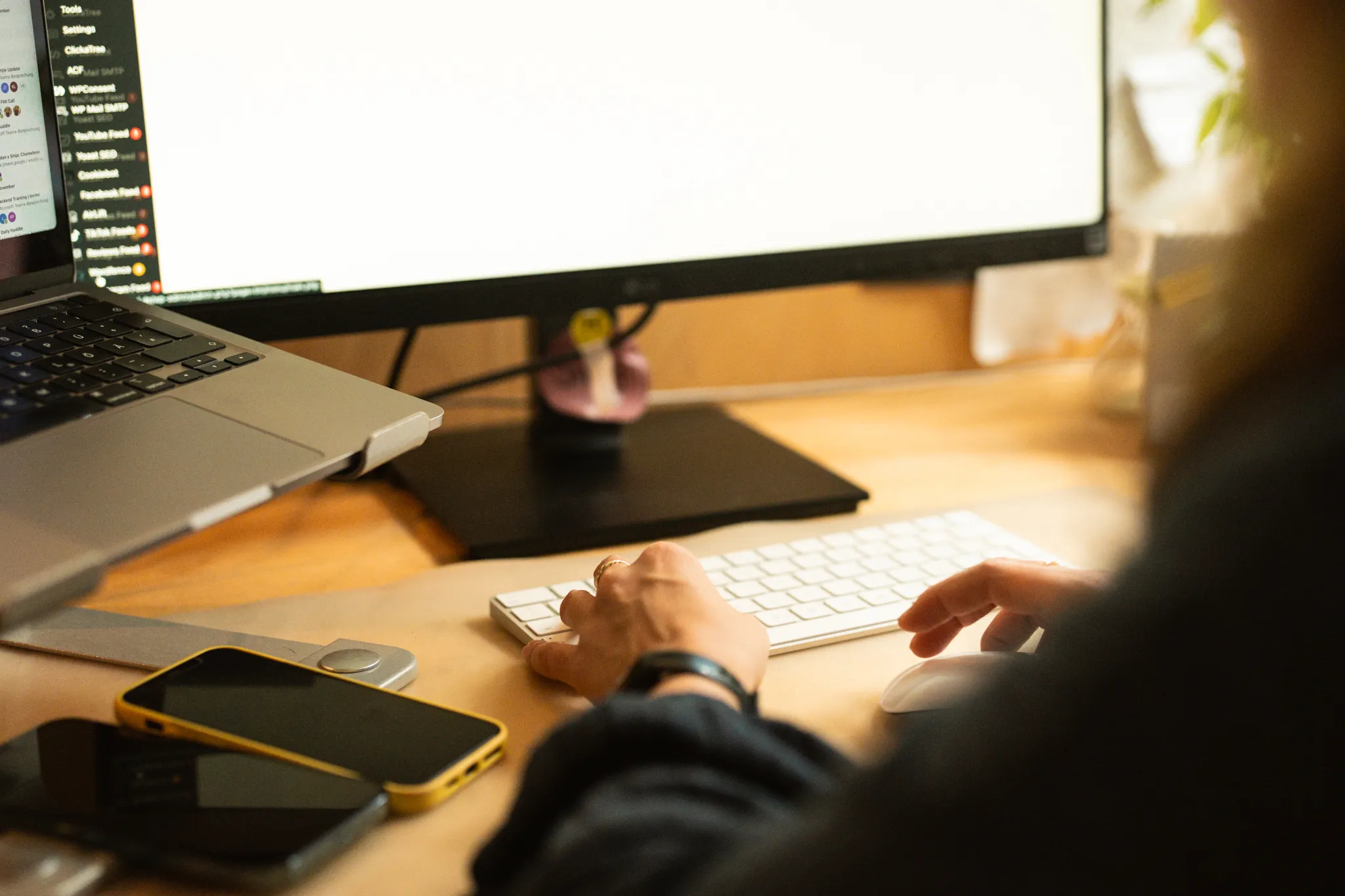 Blank computer screen with keyboard and mouse in the foreground